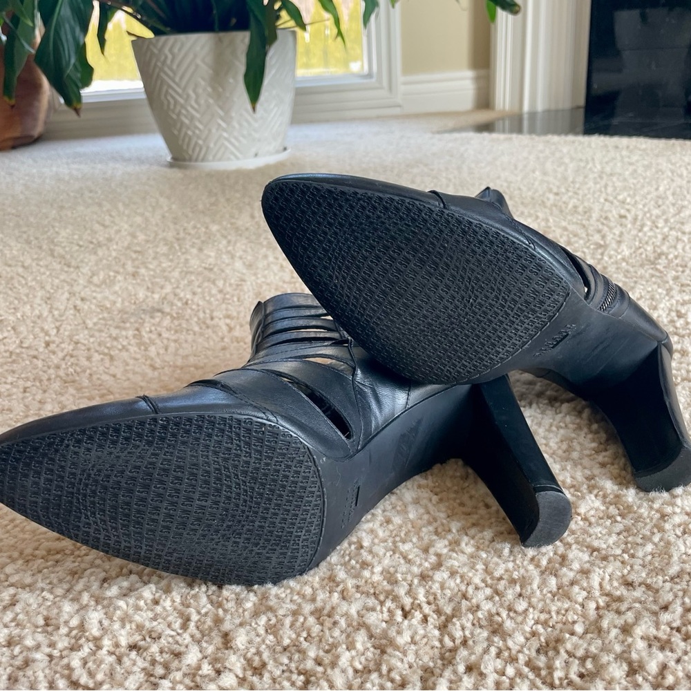 Stuart Weitzman Black leather ankle booty,semi pointed toe. Size 9 & 1/2 M - Picture 7 of 9